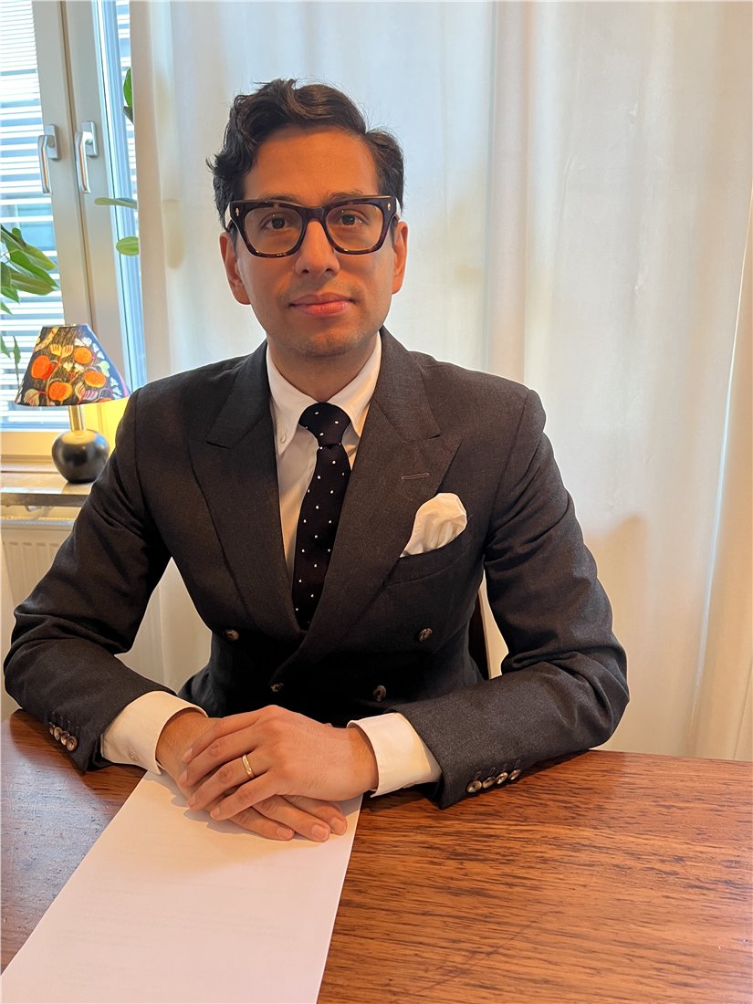 Simon Dicksved at his desk